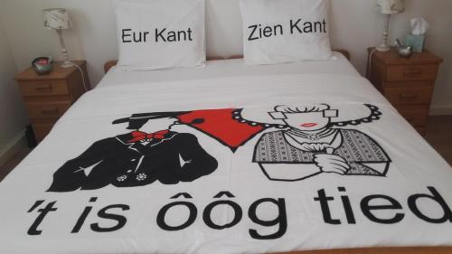 a bed with a sign that says it is a dog herself at De Nieuwe Stal in Scherpenisse