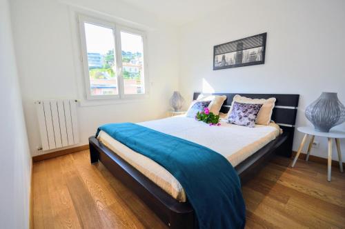 - une chambre avec un grand lit fleuri dans l'établissement Villefranche center Bay & Port Sea view front, à Villefranche-sur-Mer