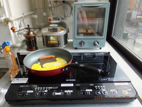 a frying pan on top of a stove in a kitchen at Asahikawa Ride in Asahikawa