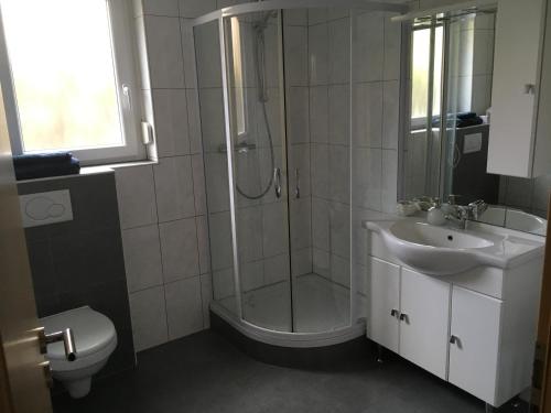 Kamar mandi di Schöne & ruhige Ferienwohnung