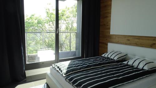 Een bed of bedden in een kamer bij Black Line Apartment