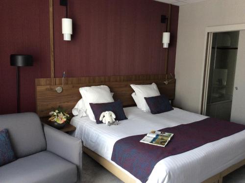 Ένα ή περισσότερα κρεβάτια σε δωμάτιο στο Best Western Le Duguesclin Hôtel-Restaurant