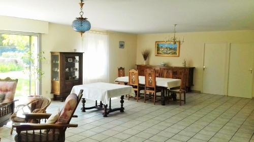 un salon avec une table et des chaises dans l'établissement UN COIN DE PROVENCE ,LA Maison D'ANTOINE, à La Roque-sur-Pernes