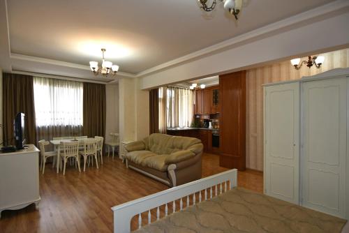 uma sala de estar com um sofá e uma mesa em Luxary apartment near opera & Cascade! em Yerevan