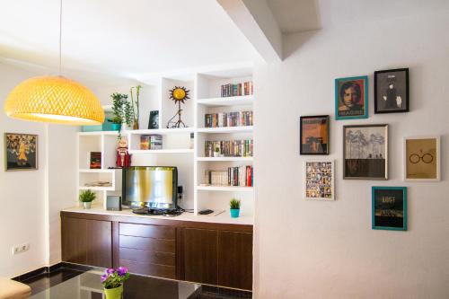 sala de estar con escritorio y estanterías en Utopia Home Alameda, en Sevilla