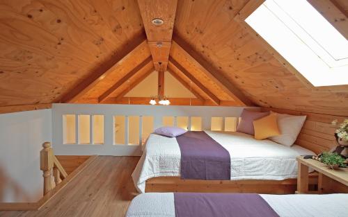 Una cama o camas en una habitación de Gyeongju Tiamo Pension