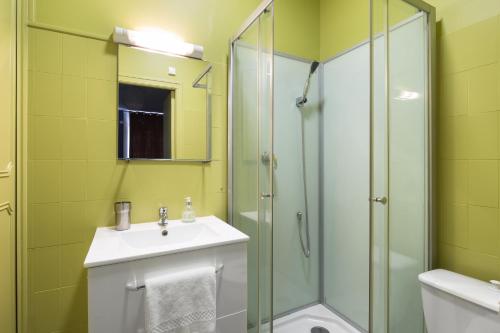レンヌにあるCôté Rivièreのバスルーム(洗面台、ガラス張りのシャワー付)