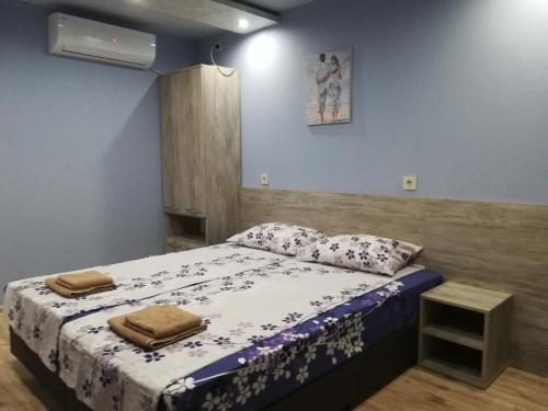 um quarto com uma cama com almofadas em Къща за гости Мира em Strelcha