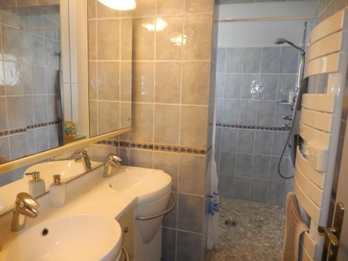 ラ・ボールにあるRésidence Floriaのバスルーム(洗面台、トイレ、シャワー付)