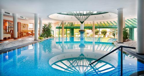 una grande piscina in un edificio con piscina di Alpin & Vital Hotel La Perla a Ortisei