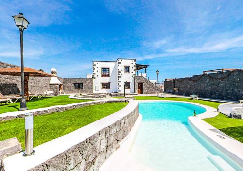 Bazén v ubytování Apartamentos Rurales Islas Canarias nebo v jeho okolí