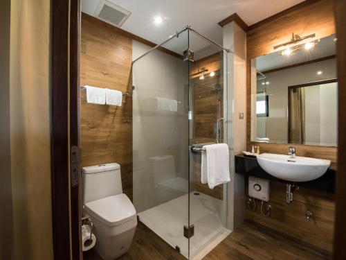 uma casa de banho com um WC, um lavatório e um chuveiro em Lanna Tree Boutique Hotel em Chiang Mai