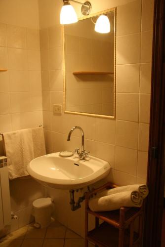 a bathroom with a sink and a mirror at Il Casolare in Penna