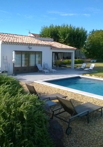 une villa avec piscine et une maison dans l'établissement Le Domaine de Tini, à Violès