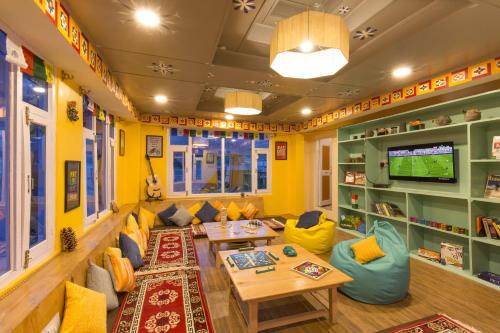 una sala de estar con un sofá y una mesa en Zostel Chitkul, en Chitkal