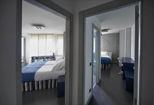 ein Schlafzimmer mit einem großen Bett und einem Spiegel in der Unterkunft Hostal Averroes in Burgos