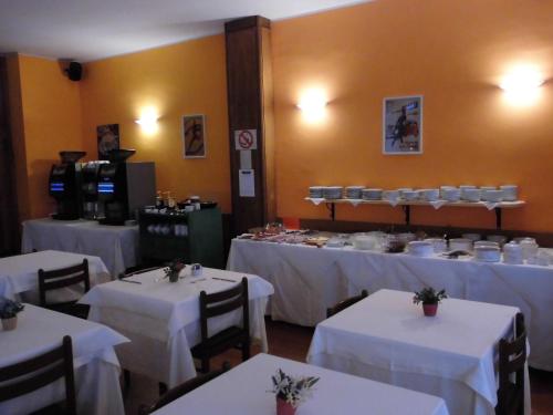 a room with white tables and chairs with white tablecloths at Hotel Residence Valverde in Gressoney-la-Trinité