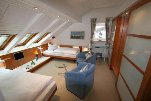 a bedroom with a bed and a bed and a couch at Hanseat in Helgoland