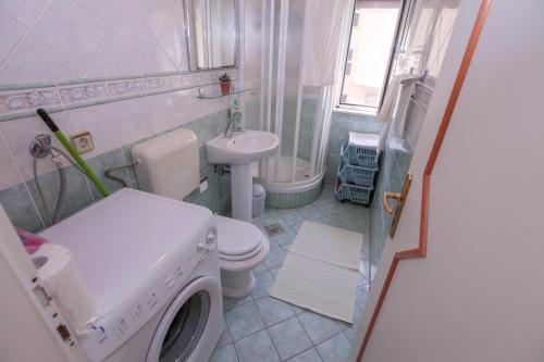 Ένα μπάνιο στο Apartments Mija