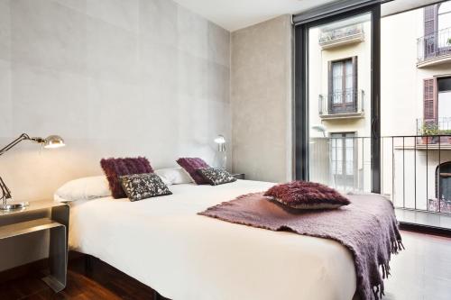 Un pat sau paturi într-o cameră la My Space Barcelona Executive Apartments Center