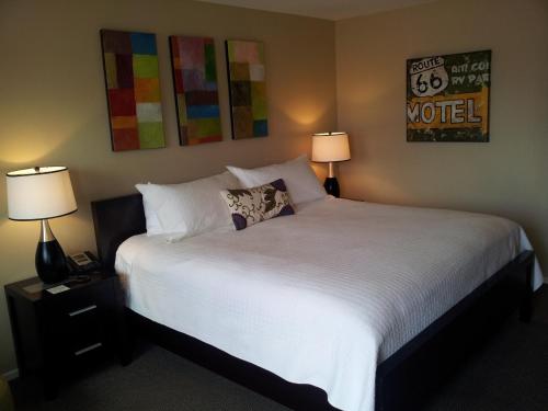 Ein Bett oder Betten in einem Zimmer der Unterkunft Quail Park Lodge