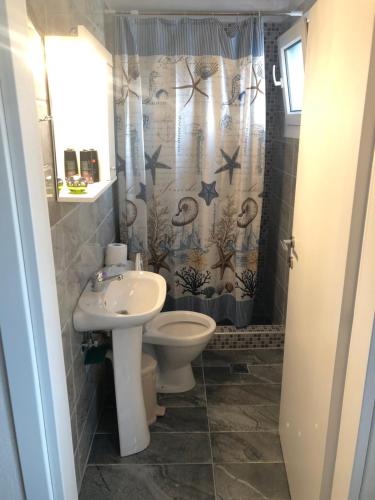 A bathroom at Best summer vacation