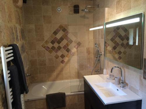 une salle de bain avec une baignoire, un lavabo et une douche dans l'établissement Chambres d'hôtes la Licorne, à Valojoulx