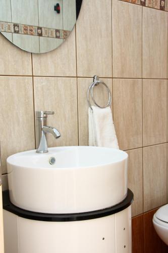 Bilik mandi di Angelos Rooms