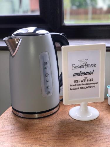 Příslušenství pro přípravu čaje a kávy v ubytování The Earsdon Annexe