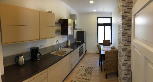una cocina con fregadero y encimera en Haus am Mühlbach, en Boppard