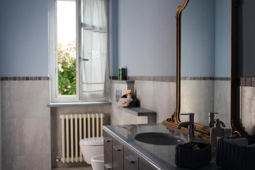 bagno con lavandino e finestra di La Granda agrirelax a San Martino Alfieri