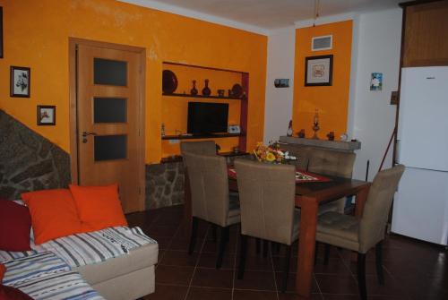 a living room with a dining room table with chairs at Moradia Familia Escoto in Monsanto