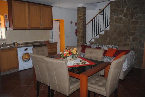 a kitchen and dining room with a table and chairs at Moradia Familia Escoto in Monsanto
