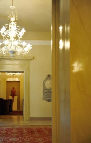 a chandelier in a room with a hallway at Hotel Palazzo San Lorenzo & Spa in Colle Val D'Elsa