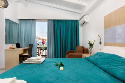 Postel nebo postele na pokoji v ubytování Romantic Palace Beach Apartments