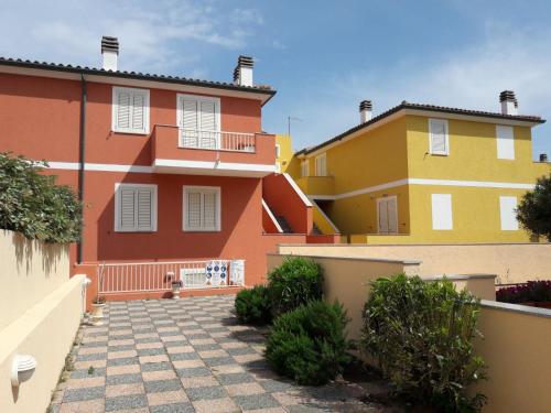 una casa colorida con un camino delante de ella en Casa Vacanze La Bandera 1, en Santa Teresa Gallura