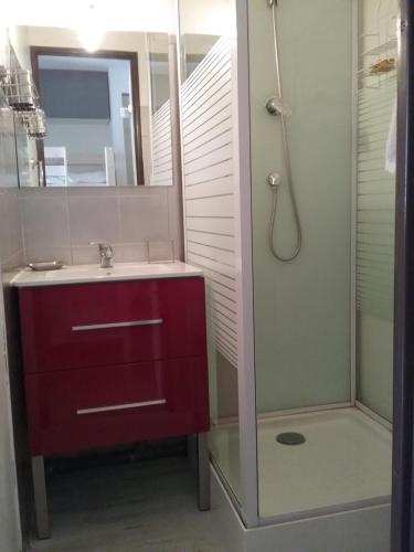 サン・ラリー・スランにあるBEL AURE 3のバスルーム(赤いシンク、シャワー付)