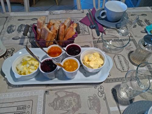un plateau de nourriture sur une table avec une assiette de nourriture dans l'établissement La Voureyline, à Saint-Antoine