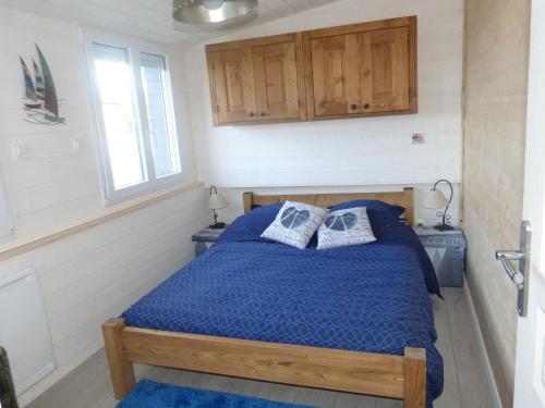 - une chambre avec un lit bleu et 2 oreillers dans l'établissement Chez Isa, à Yport