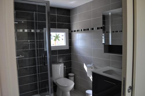 une salle de bain avec toilettes et lavabo dans l'établissement Studio indépendant le Mahana, à Magalas