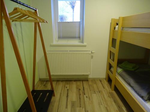 a room with two bunk beds and a window at Ferienwohnung Altstadt Löbau in Löbau