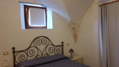 - une chambre avec un lit et une fenêtre dans l'établissement La casina negli orti, à Arcola