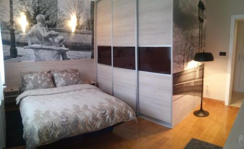 1 dormitorio con 1 cama y una pared grande en Apartments Zora en Vis