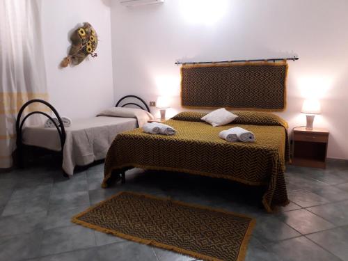 Habitación con 2 camas y toallas. en Agriturismo Quattro Mori, en Porto Torres