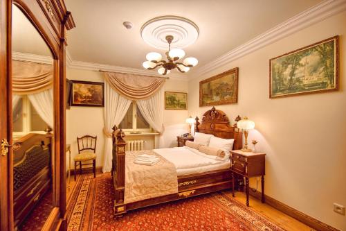 Una cama o camas en una habitación de Pałac Tłokinia