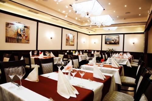 A restaurant or other place to eat at Favorit Hotel