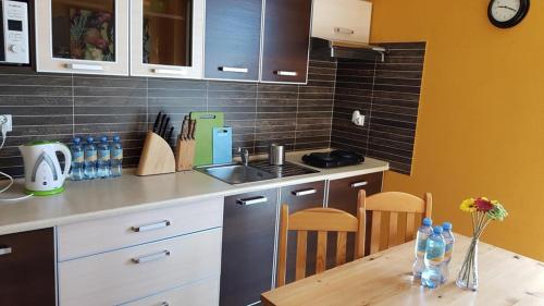 cocina con mesa de madera y encimera en Villa Alex, en Władysławowo