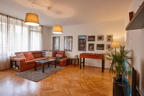 una sala de estar con un sofá y una mesa en Take 5, en Belgrado