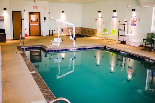 - une piscine avec 2 chaises dans l'eau dans l'établissement Bowman Lodge & Convention Center, à Bowman