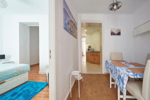 リスボンにあるT3 in Casa da Mariquinhas (3 bedroom flat)のベッドルーム1室(ベッド1台、テーブル付)